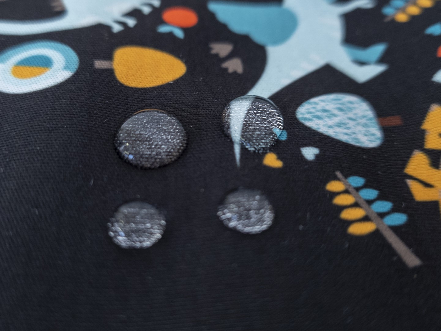 softshellove-kalhoty-detske-dinosauri-cerno-hneda (1)